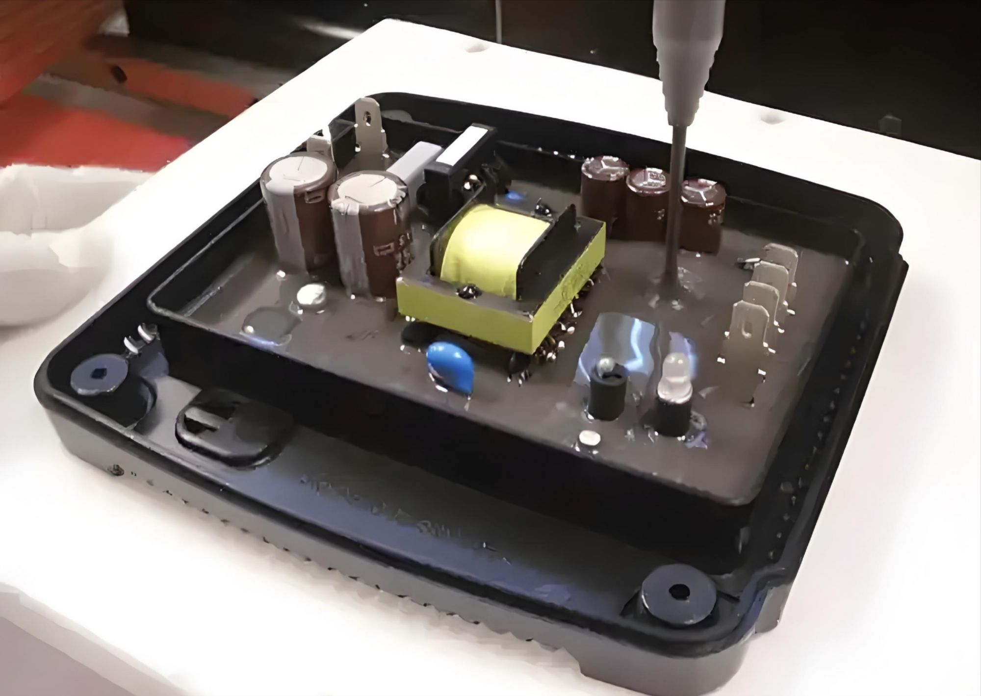 电源供应器的接着与填充密封